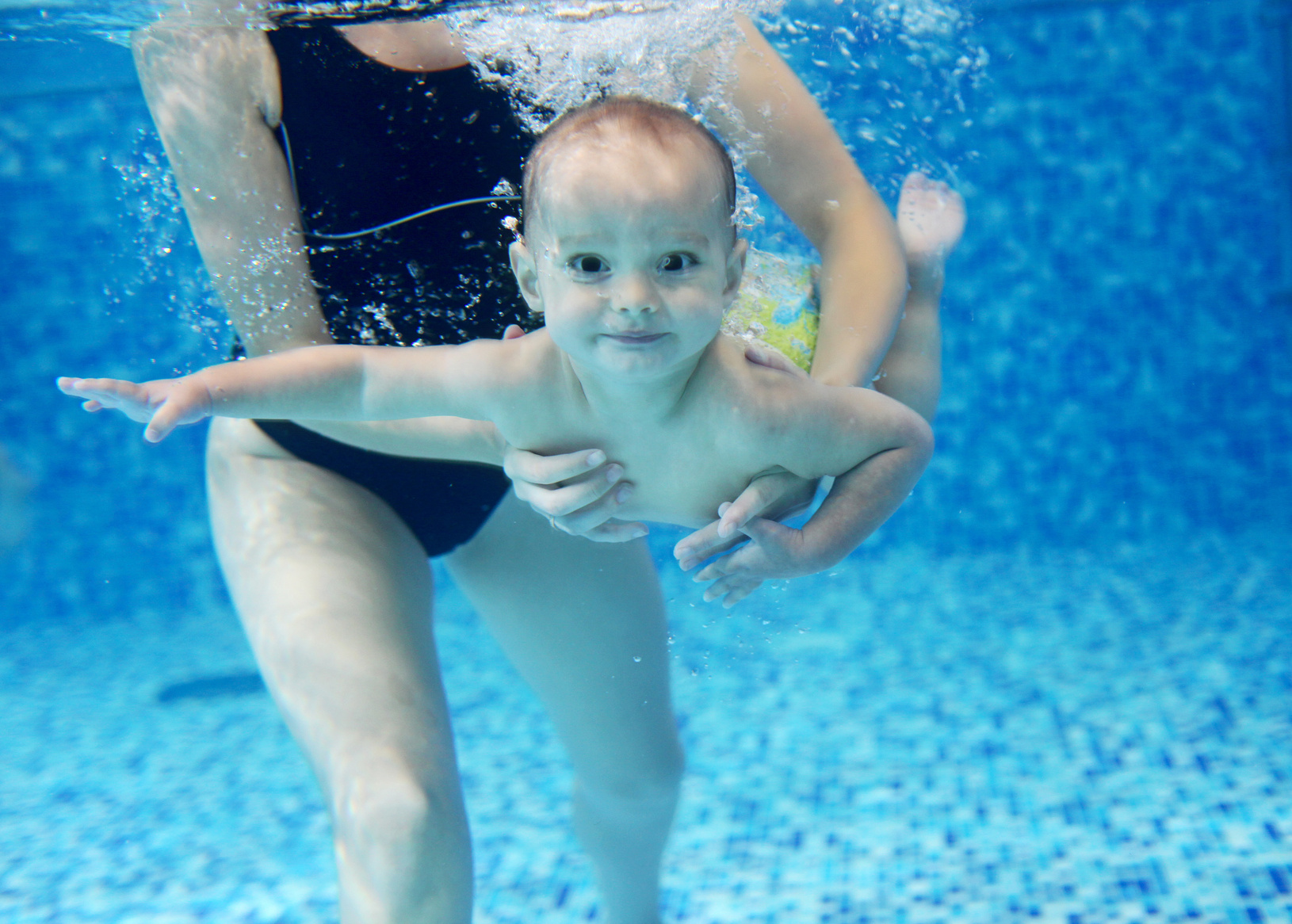 małę dziecko pływa pod woda
